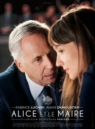 Affiche du film Alice et le maire sur laquelle on visualise le maire (joué par Fabrice Luchini) murmurer à l'oreille de sa collaboratrice (jouée par Anaïs Demoustier).